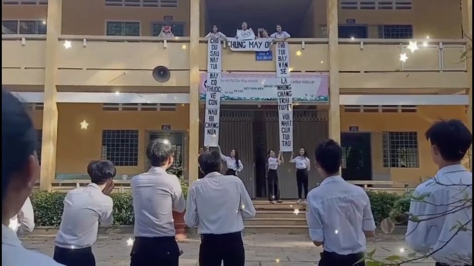 Việc viết trên giấy khổ lớn được đông đảo các bạn nữ chọn lựa để bày tỏ tình cảm với “cánh mày râu” trong lớp. (Ảnh: Đào Ngân)