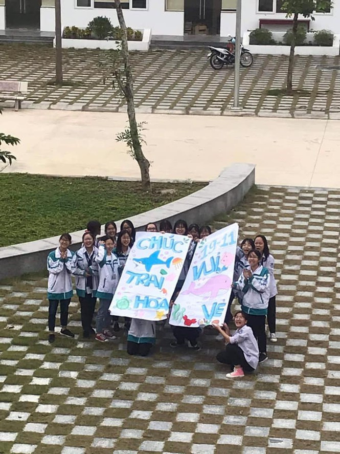 Các bạn nữ lớp Hóa cũng dùng cách này gửi lời chúc tới các bạn nam trong lớp: “Chúc trai Hóa 19-11 vui vẻ”. (Ảnh: Nguyễn Viết Quân)