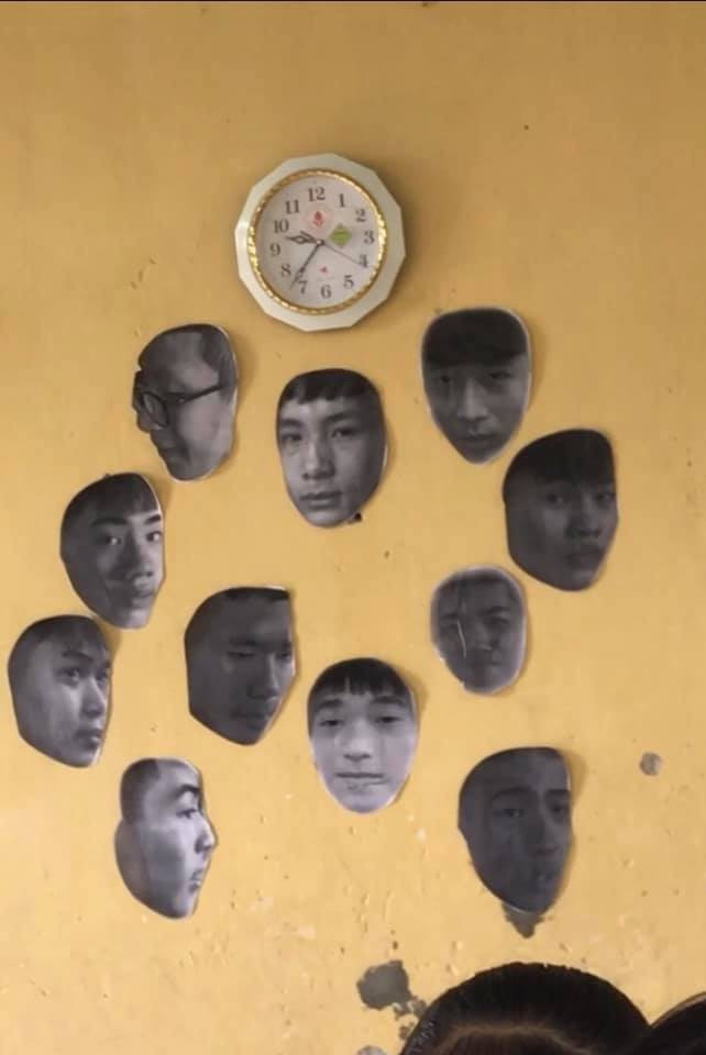 Và những gương mặt sáng giá của boy lớp mình được dán khoe trên "bức tường danh vọng". (Ảnh Đoàn Triệu Ngoc Anh)