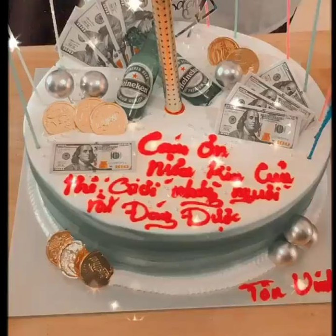 Ở một số lớp khác, các bạn nữ đã chuẩn bị những chiếc bánh kem vô cùng độc đáo. Từ chiếc bánh sang - xịn - mịn cho đến “chất phát ngất”, các bạn nam được phen vừa ấm lòng vừa ấm luôn chiếc bụng đói.Chiếc bánh nhiều tiền với dòng chữ ấm lòng: “Cảm ơn nửa kia của thế giới - những người đáng được tôn vinh”. (Ảnh: Lê Chí Thành)