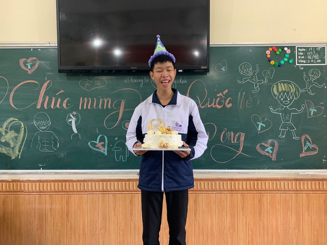 Khi lớp có một bạn nam, tình cảm “trọn gói” gửi tặng. Bạn Vũ Tuyết Mai chia sẻ: “Lớp có một công chúa nên đi đâu cũng khoe”. (Ảnh: Vũ Tuyết Mai)