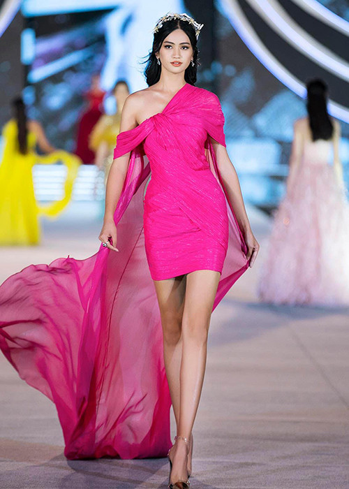 Thu Phương sở hữu số đo ba vòng gợi cảm 82 - 62 - 92, chiều cao 1m75. Với kinh nghiệm thi nhan sắc, Người đẹp Kinh Bắc 2019 trình diễn tốt trong các phần thi phụ. Khán giả chờ đợi trong chung kết, Thu Phương sẽ bứt phá.