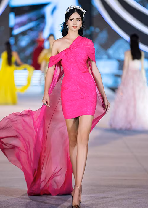 Thu Phương sở hữu số đo ba vòng gợi cảm 82 - 62 - 92, chiều cao 1m75. Với kinh nghiệm thi nhan sắc, Người đẹp Kinh Bắc 2019 trình diễn tốt trong các phần thi phụ. Khán giả chờ đợi trong chung kết, Thu Phương sẽ bứt phá.