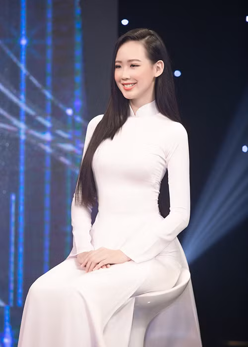 Một ẩn số khó đoán khác là Nguyễn Lê Bảo Ngọc. Cô là thí sinh cao nhất (1m84), có vòng 1 khủng nhất (87cm) và sở hữu vòng 3 là 96cm - lớn nhất trong dàn ứng viên năm nay. Các kỹ năng của Bảo Ngọc chưa xuất sắc nhưng cô có gương mặt sáng sân khấu.