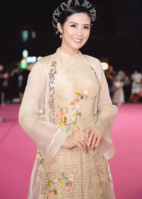 19 tuoi dang quang, Hoa hau Do Thi Ha lam gi tranh cam bay showbiz?-Hinh-2