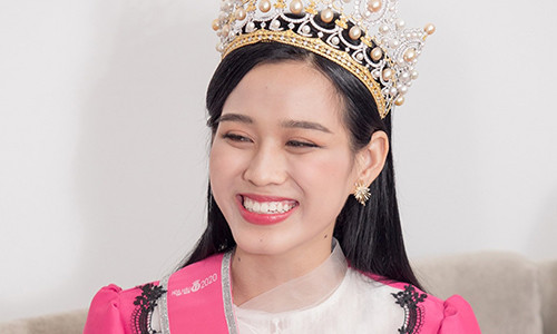 19 tuoi dang quang, Hoa hau Do Thi Ha lam gi tranh cam bay showbiz?