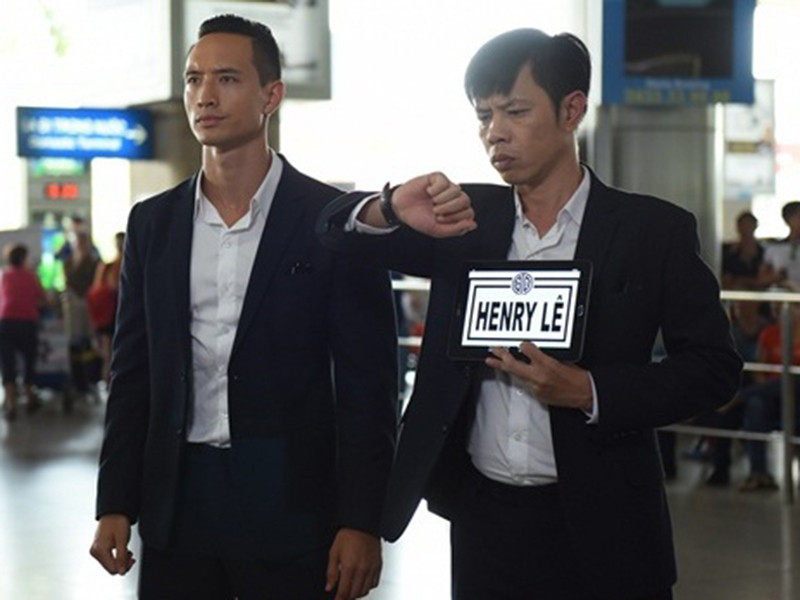 Nếu như vai diễn vệ sĩ Trịnh của Kim Lý là hình mẫu hoàn hảo từ trí tuệ đến vóc dáng thì nhân vật vệ sĩ Viên của Thái Hòa lại là một nửa "bị lỗi”. Ảnh: Zing