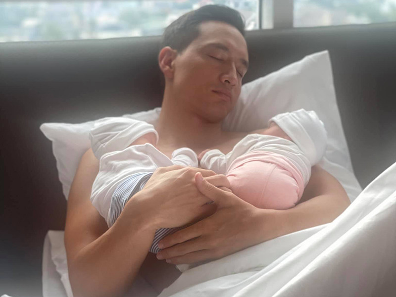 Sau 3 năm hẹn hò, Kim Lý và Hà Hồ vừa chào đón cặp song sinh chào đời.