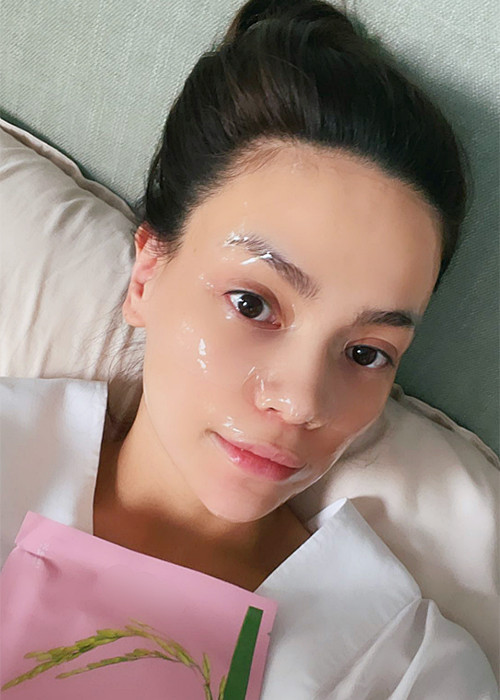 Nữ ca sĩ chăm sóc da kỹ lưỡng nên làn da luôn trắng hồng hào.