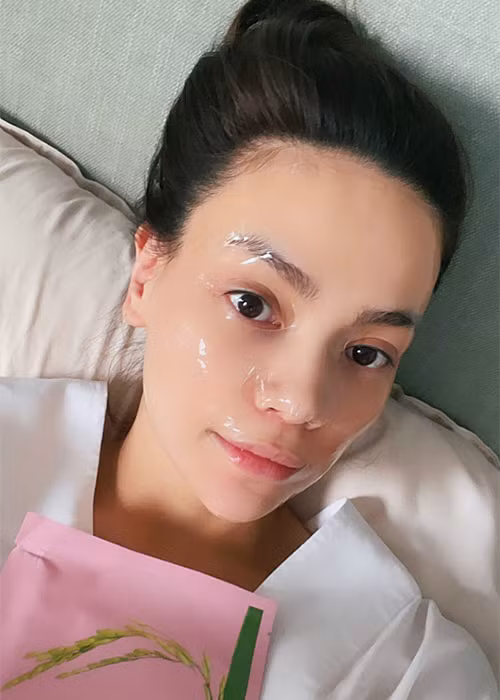 Nữ ca sĩ chăm sóc da kỹ lưỡng nên làn da luôn trắng hồng hào.