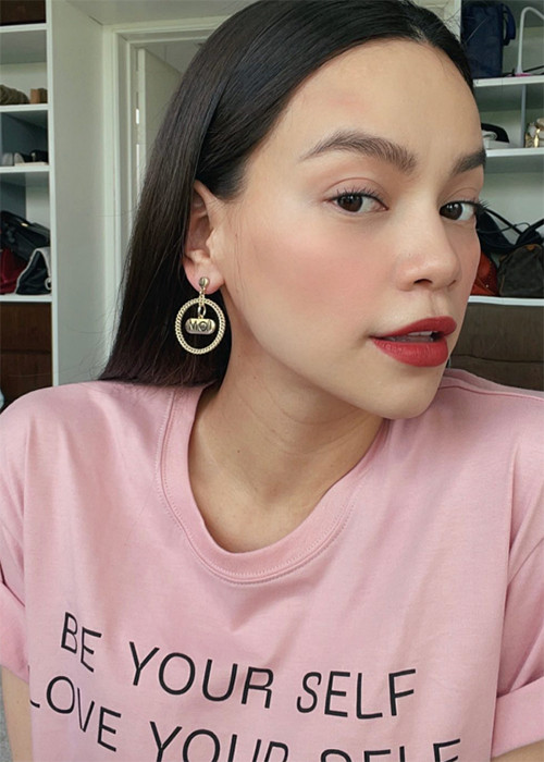 Mới nhất, Hà Hồ khoe gương mặt được trang điểm khá kỹ lưỡng, đầy rạng rỡ.