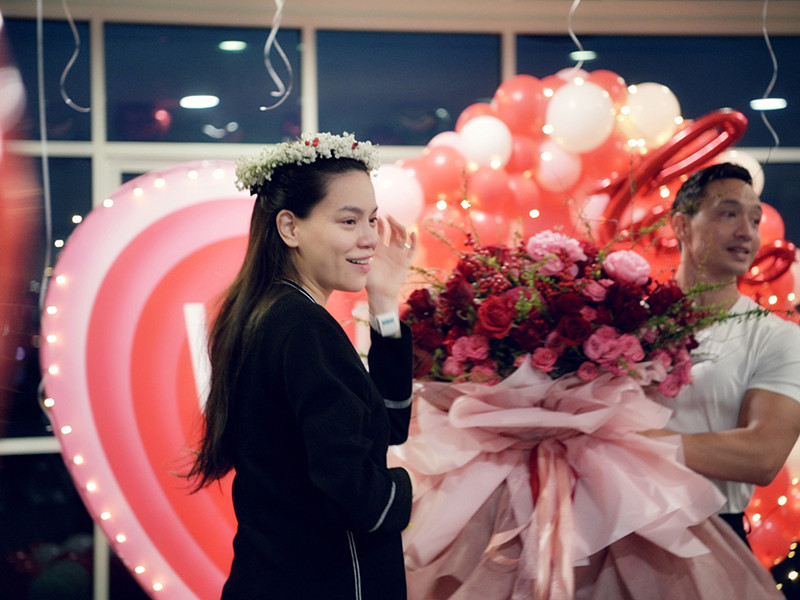 Sau 2 ngày sinh con, Hồ Ngọc Hà được Kim Lý cầu hôn. Nữ ca sĩ than thở không dám nhìn vào nhan sắc chính mình. "Eo ơi, không dám nhìn vào cái mặt đúng nghĩa bà đẻ của mình trong clip luôn á. Kinh dị Mỹ, bị lừa nên tóc thì bết, mặt thì bệt, mặt nọng", nữ ca sĩ chia sẻ. Tuy nhiên, nhiều khán giả cho rằng Hà Hồ vẫn rất rạng ngời.