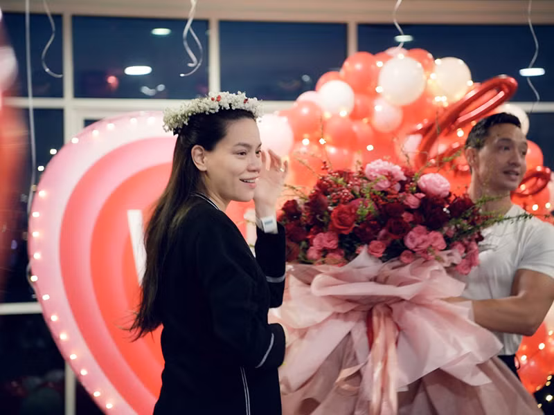 Sau 2 ngày sinh con, Hồ Ngọc Hà được Kim Lý cầu hôn. Nữ ca sĩ than thở không dám nhìn vào nhan sắc chính mình. "Eo ơi, không dám nhìn vào cái mặt đúng nghĩa bà đẻ của mình trong clip luôn á. Kinh dị Mỹ, bị lừa nên tóc thì bết, mặt thì bệt, mặt nọng", nữ ca sĩ chia sẻ. Tuy nhiên, nhiều khán giả cho rằng Hà Hồ vẫn rất rạng ngời.