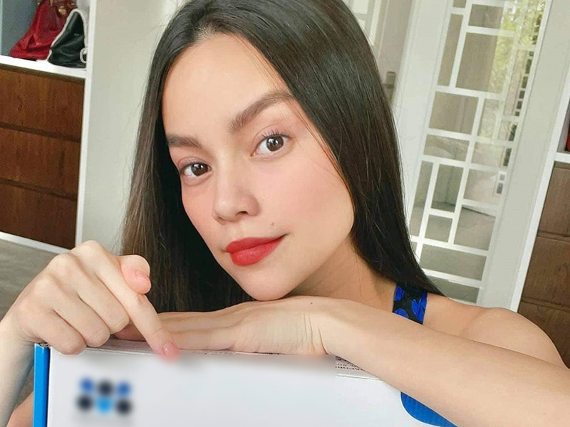 Khi trang điểm, Hà Hồ xuất hiện với thần thái cuốn hút, sang chảnh.