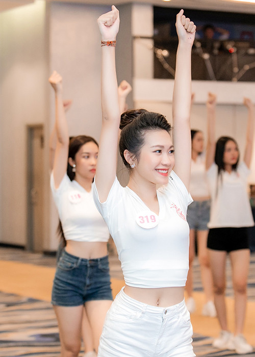 Bản sao của Nhã Phương thường xuyên lọt vào ống kính của nhiếp ảnh gia chương trình Hoa hậu Việt Nam.