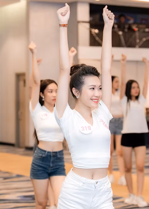 Bản sao của Nhã Phương thường xuyên lọt vào ống kính của nhiếp ảnh gia chương trình Hoa hậu Việt Nam.