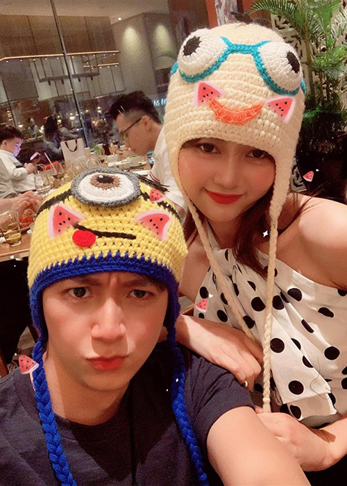 Trong khi Khổng Tú Quỳnh có tình mới, Ngô Kiến Huy dường như đang độc thân. Thậm chí, mới đây, nam ca sĩ còn bị Ninh Dương Lan Ngọc "rao bán" vì ế.