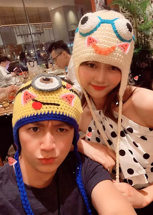 Trong khi Khổng Tú Quỳnh có tình mới, Ngô Kiến Huy dường như đang độc thân. Thậm chí, mới đây, nam ca sĩ còn bị Ninh Dương Lan Ngọc "rao bán" vì ế.