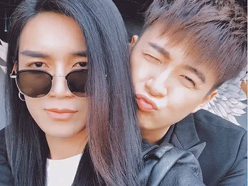 Đáng chú ý, Ngô Kiến Huy vướng tin đồn yêu đồng giới sau mối tình kéo dài 8 năm với Khổng Tú Quỳnh tan vỡ. Cụ thể, nam ca sĩ và BB Trần có mối quan hệ được cho trên mức đồng nghiệp.