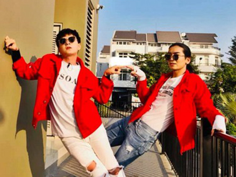 Ngô Kiến Huy và BB Trần thường xuyên chia sẻ những khoảnh khắc "tình tứ" cùng dòng status rất "có vấn đề" như: "Ai công, ai thụ", "Rõ ràng chúng tôi thuộc về nhau". Hai người còn diện đồ đôi.