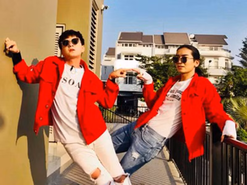 Ngô Kiến Huy và BB Trần thường xuyên chia sẻ những khoảnh khắc "tình tứ" cùng dòng status rất "có vấn đề" như: "Ai công, ai thụ", "Rõ ràng chúng tôi thuộc về nhau". Hai người còn diện đồ đôi.