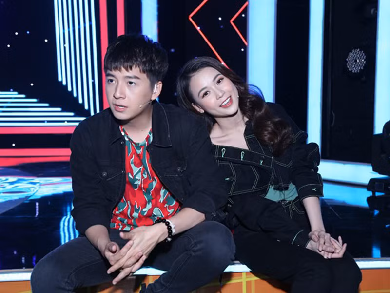 Ngô Kiến Huy cũng từng bị đồn hẹn hò Sam bởi cả hai bị phát hiện dùng chung một món đồ. Chia sẻ trên Thế giới điện ảnh, Sam khẳng định cô và Ngô Kiến Huy chỉ là bạn thân 10 năm. Ảnh: Pose