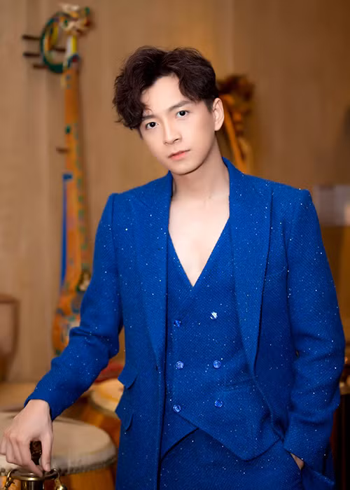 Theo Tiền Phong, đoạn clip livestream gây tranh cãi của Ngô Kiến Huy đã lên sóng cách đây 3 năm và bỗng nhiên bị cư dân mạng "đào mộ" lại. Phía Ngô Kiến Huy không bình luận về đoạn clip này.