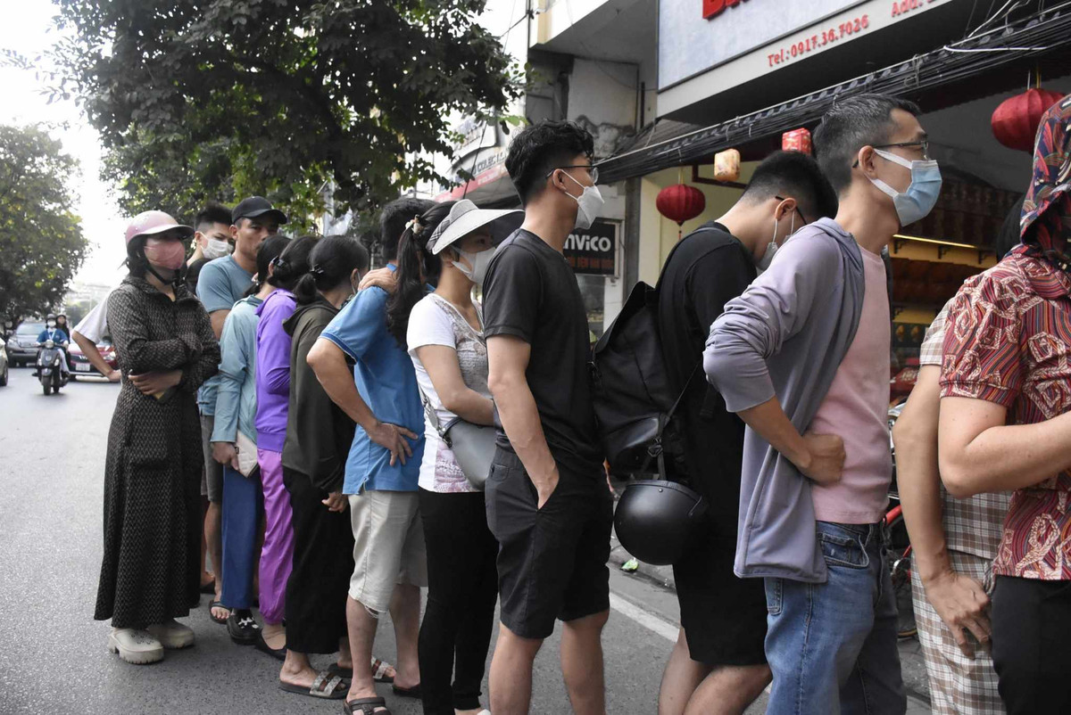 Để tránh khách hàng chen lấn, cửa hàng phát số thứ tự cho khách hàng. Khách nào đến sớm, lấy được vé sớm sẽ được vào mua sớm. 