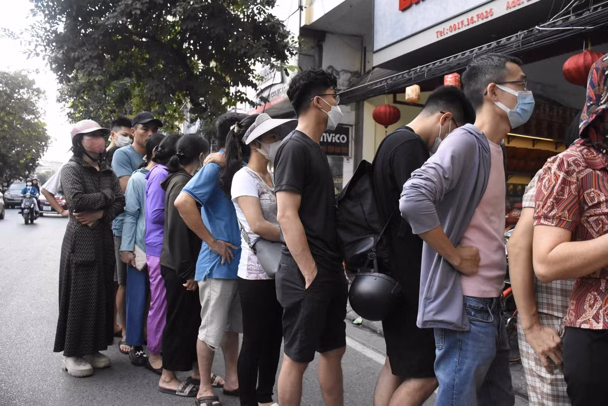 Để tránh khách hàng chen lấn, cửa hàng phát số thứ tự cho khách hàng. Khách nào đến sớm, lấy được vé sớm sẽ được vào mua sớm. 