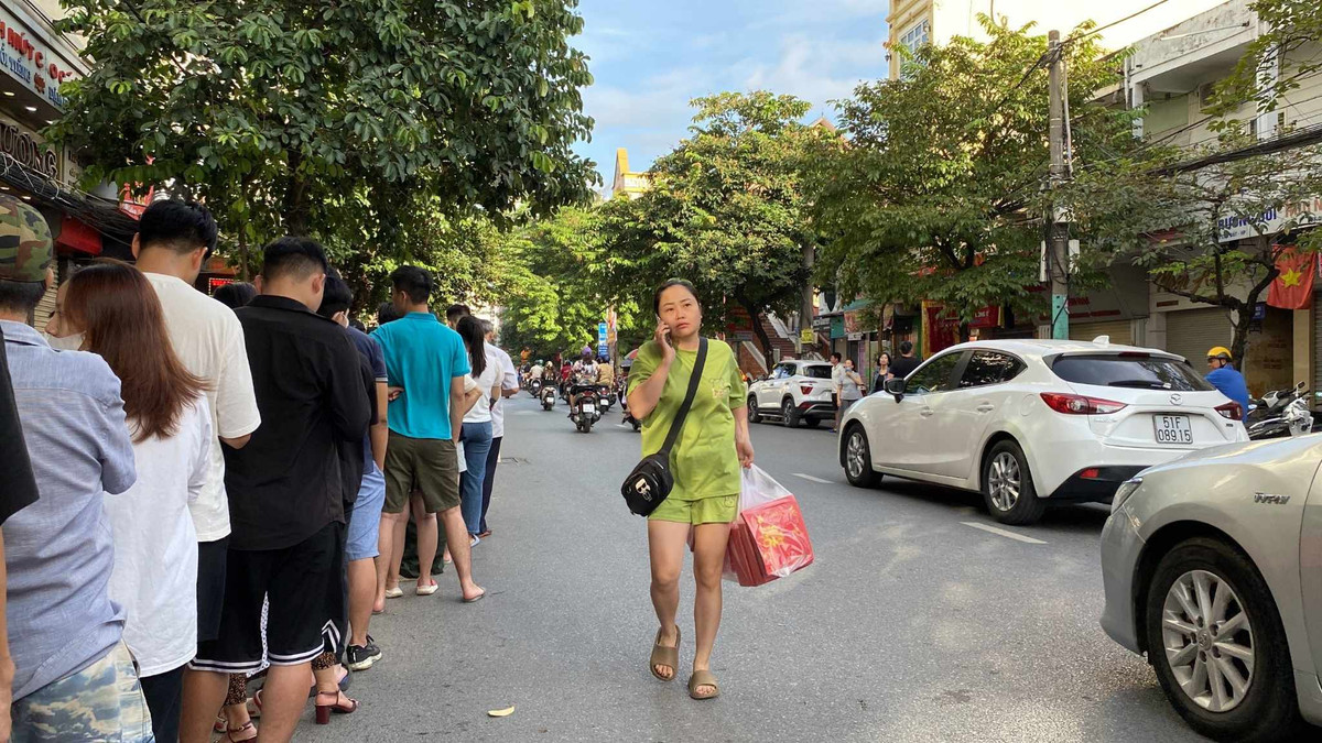 Một khách hàng sau khi xếp hàng và mua được bánh.