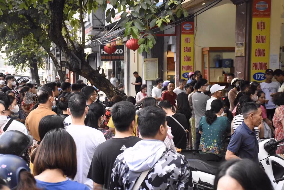 Do lượng người đến mua đông nên không ít người phải đợi vài tiếng mới mua được bánh.
