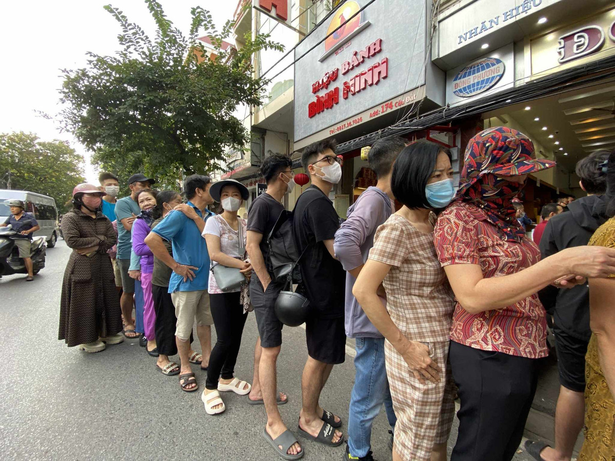 Người dân xếp hàng trật tự, không có cảnh chen lấn.