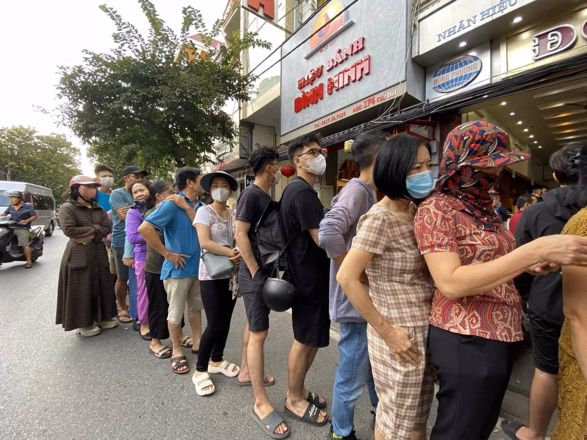 Người dân xếp hàng trật tự, không có cảnh chen lấn.