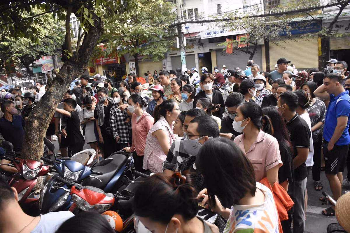 Đa số người dân đến mua bánh về để ăn dịp Trung thu, làm quà đi biếu người thân, họ hàng.