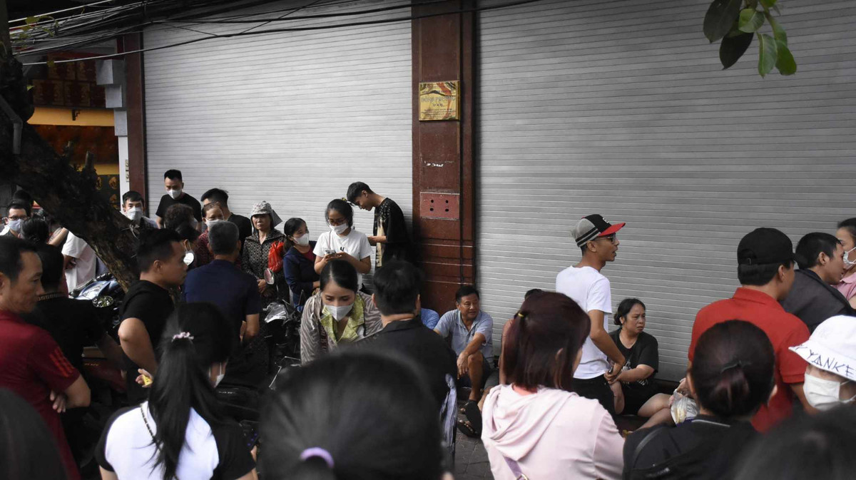 Để mua được bánh trung thu Đông Phương, một số người đến cửa hàng từ 4h sáng dù 7h cửa hàng này mới mở cửa.