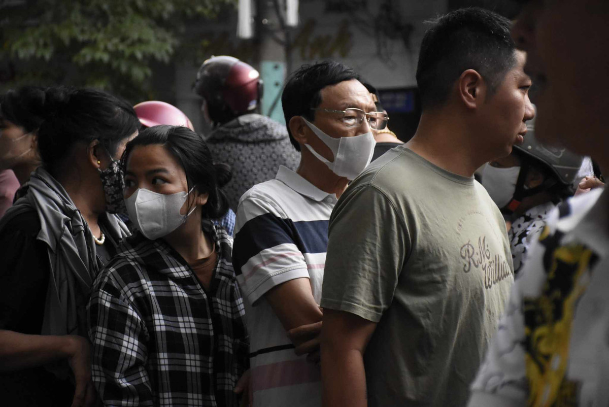 Một số người cho biết, họ phải đến sớm xếp hàng là do những ngày trước, nhiều người đến muộn nên không mua được bánh, phải quay về tay không.