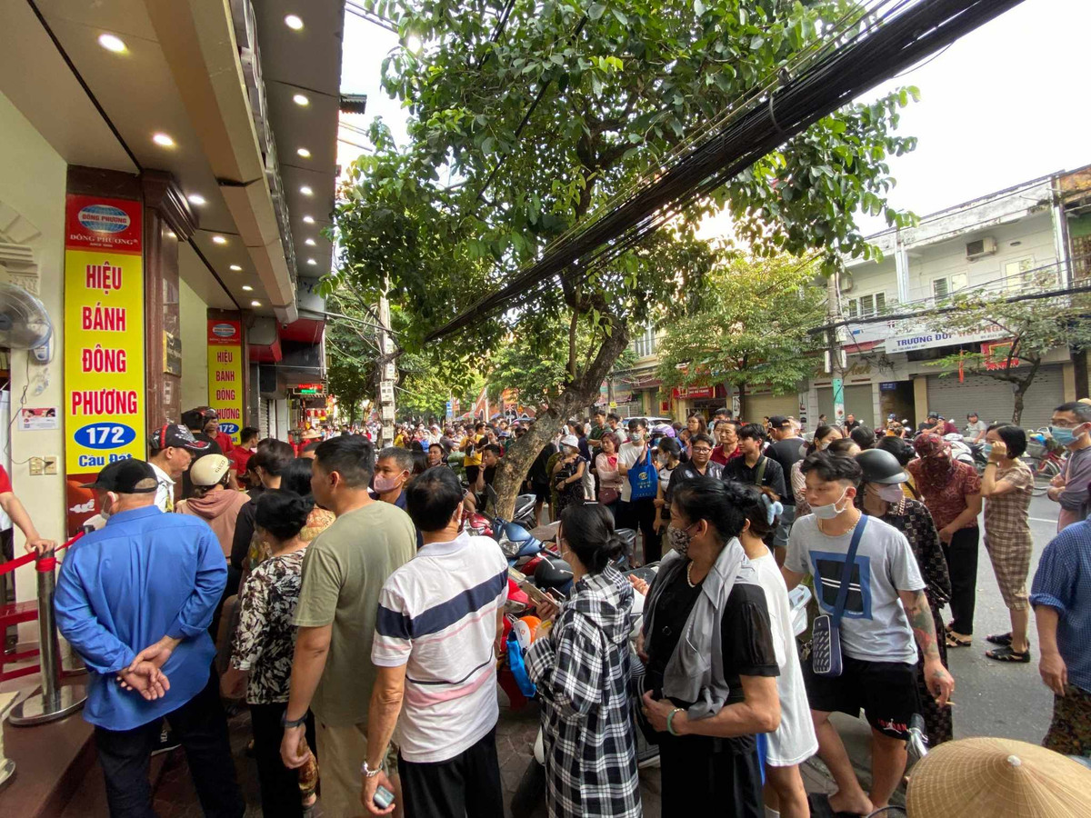 Năm nay, giá bánh Đông Phương dao động từ 60.000-220.000 đồng cho các dòng bánh nướng thập cẩm kích cỡ thường, bánh dẻo dao động từ 60.000 đến 120.000 đồng; bánh cỡ đại giá lên tới 2.300.000 đồng/bánh. 