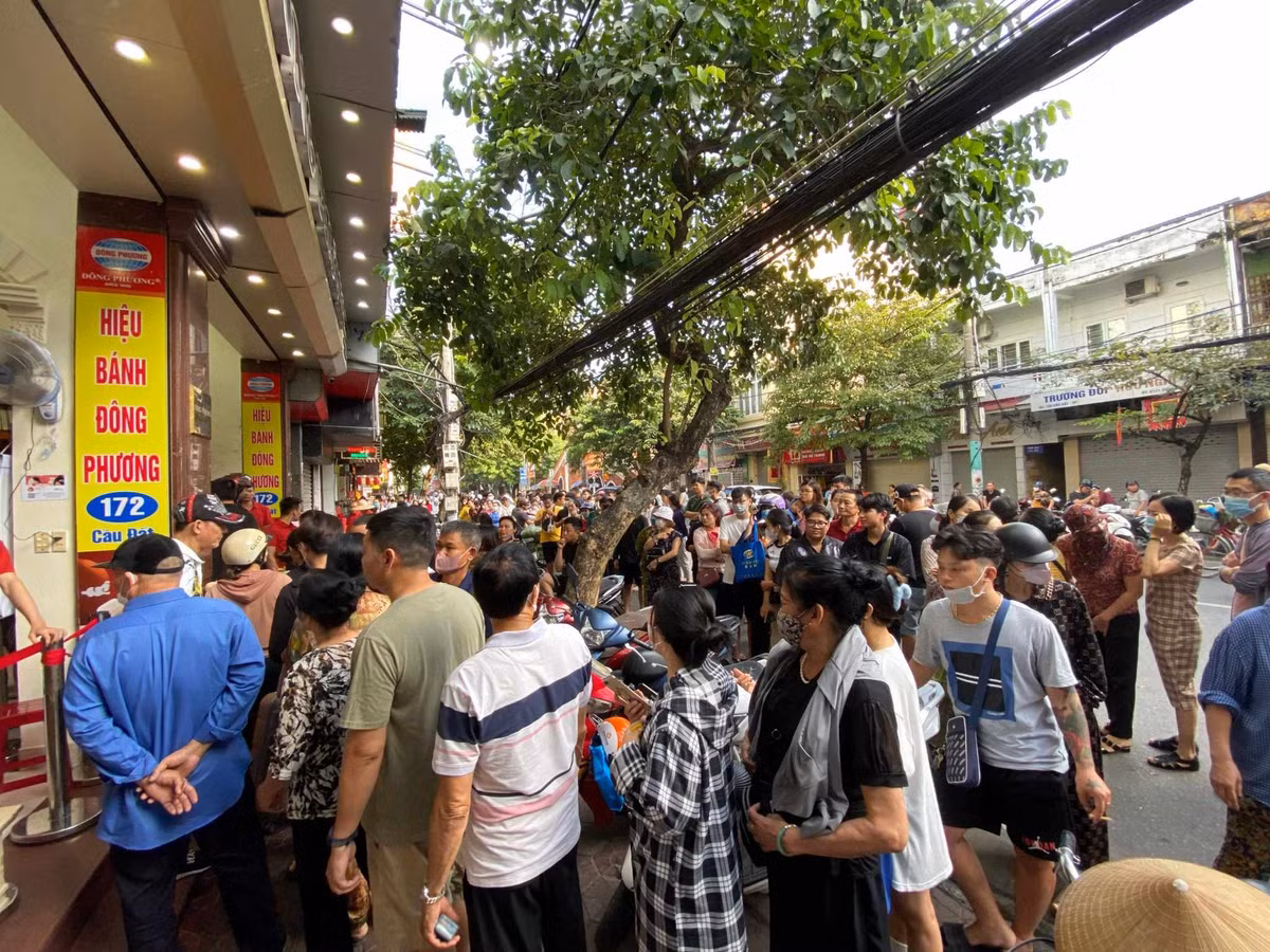 Năm nay, giá bánh Đông Phương dao động từ 60.000-220.000 đồng cho các dòng bánh nướng thập cẩm kích cỡ thường, bánh dẻo dao động từ 60.000 đến 120.000 đồng; bánh cỡ đại giá lên tới 2.300.000 đồng/bánh. 