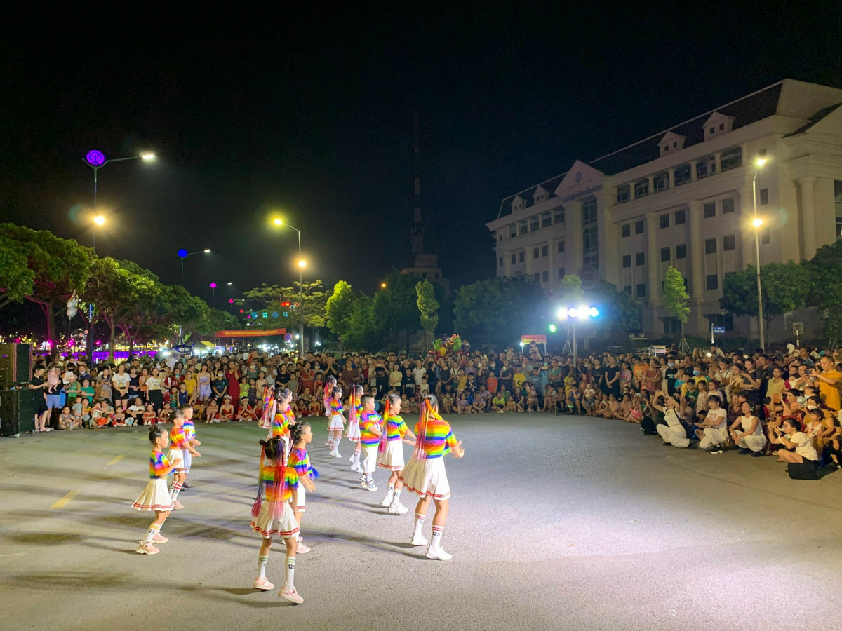 Sau 4 tháng đi vào hoạt động từ 30/4 đến nay, tuyến phố đi bộ, chợ đêm Bạch Đằng được Thành phố Hải Dương duy trì tốt các hoạt động văn hóa, văn nghệ.