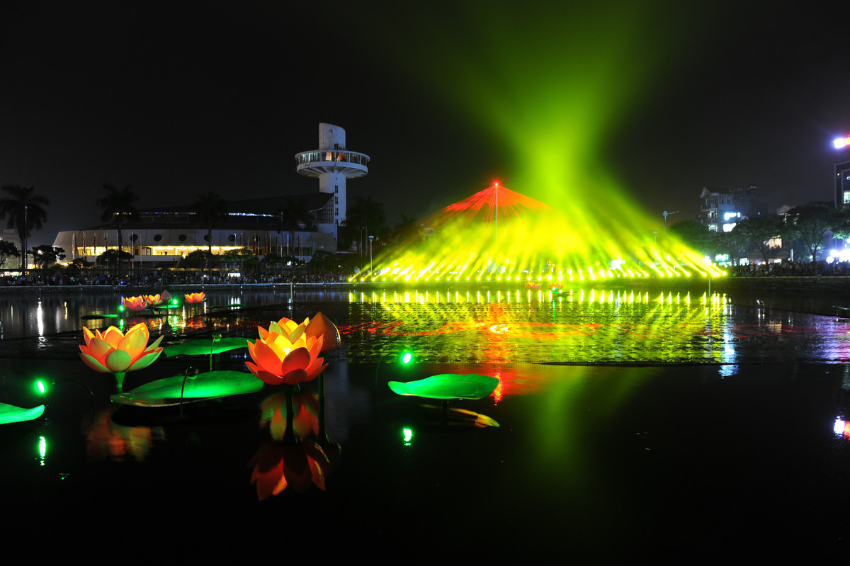 Trung bình vào mỗi dịp cuối tuần, có khoảng 3000 đến 5000 lượt người đến phố đi bộ, chợ đêm và trở thành điểm đến cuối tuần không thể thiếu của người dân TP Hải Dương cũng như du khách thập phương. 