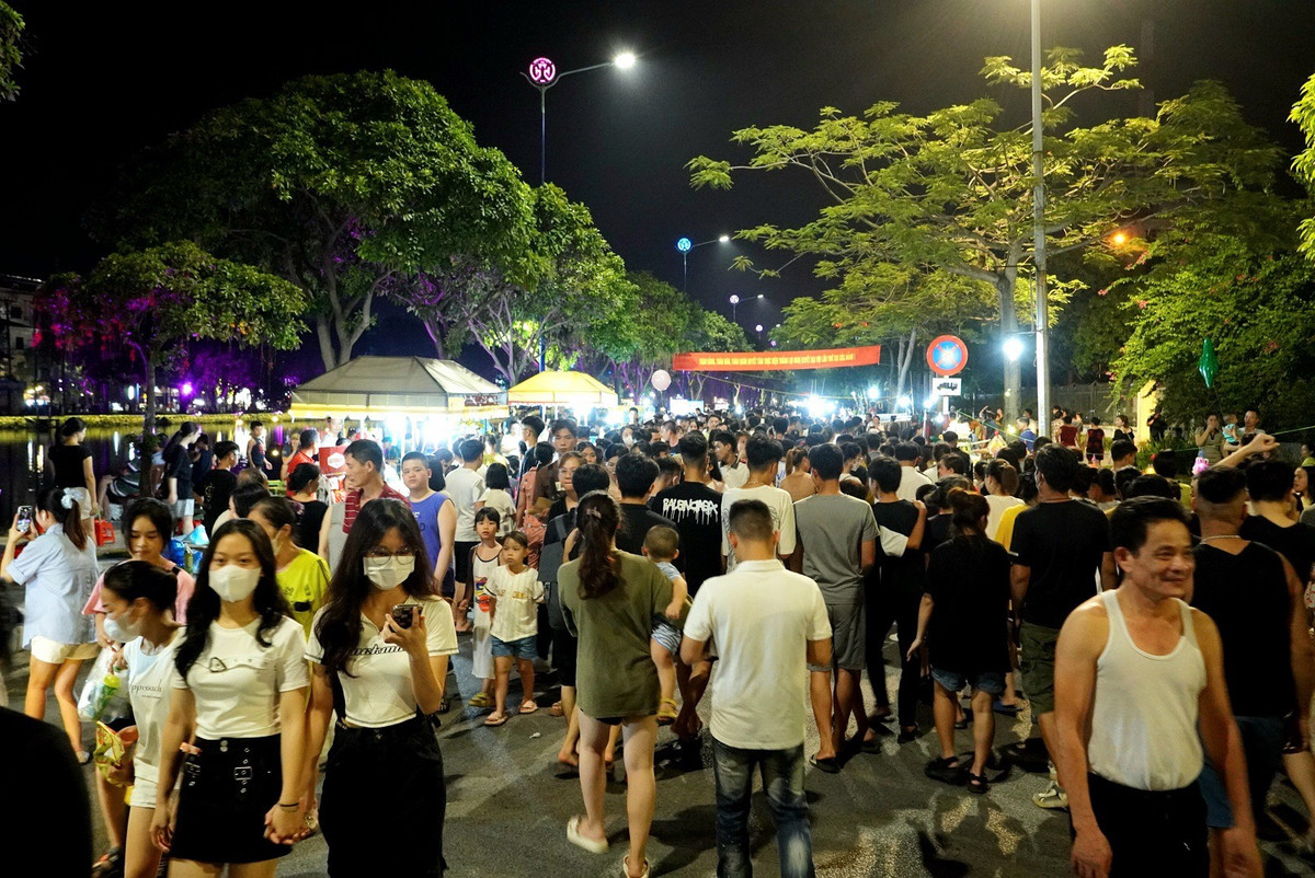 Dịp nghỉ lễ Quốc khánh 2/9, nhiều người đã chọn đến phố đi bộ, chợ đêm Bạch Đằng để vui chơi, giải trí.