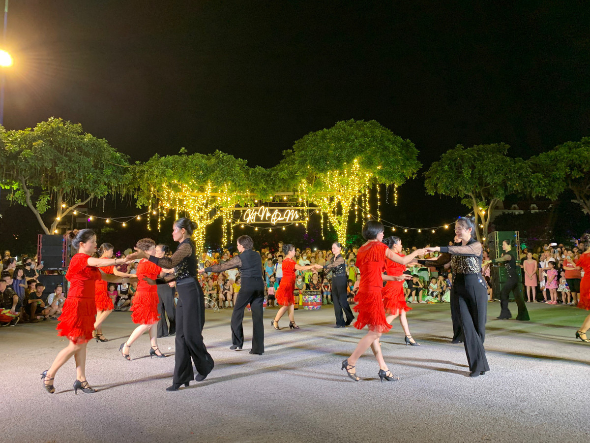 Trong dịp Quốc khánh 2/9, ngày Chủ nhật 3/9, nhiều hoạt động hấp dẫn tiếp tục diễn ra trên phố đi bộ, chợ đêm Bạch Đằng như các hoạt động trải nghiệm, trò chơi dân gian;, Thành đoàn Hải Dương tiếp tục tổ chức các chương trình cắt tóc miễn phí, "Ghép đôi siêu tốc", "Góc sáng tạo"; giao lưu các nhóm nhảy hiện đại… 