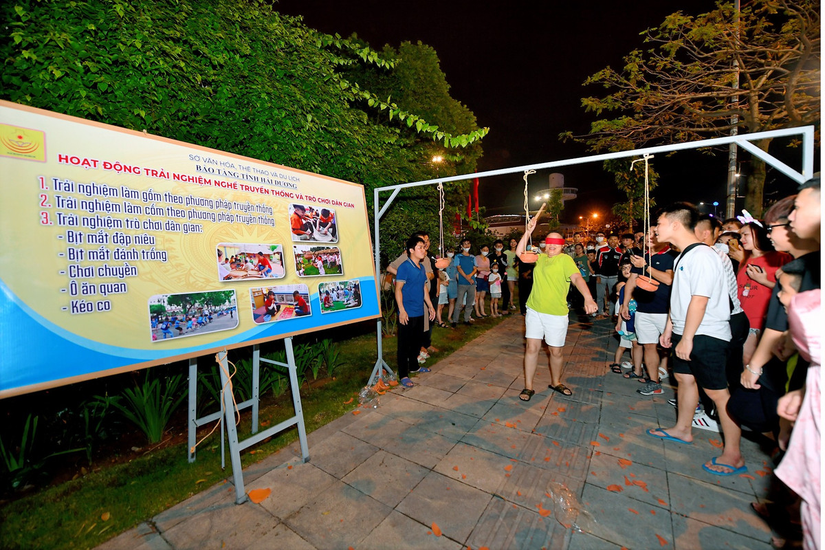 Các trò chơi dân gian hút khách.