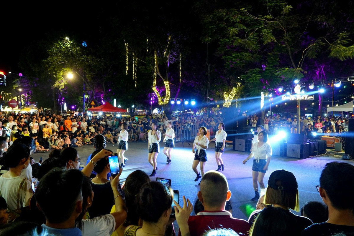 Cùng với đó, trung tâm vẫn duy trì chương trình “Kết nối đam mê” giao lưu các câu lạc bộ, nhóm nhảy, ban nhạc trong tỉnh tại đầu đường Tôn Đức Thắng. 