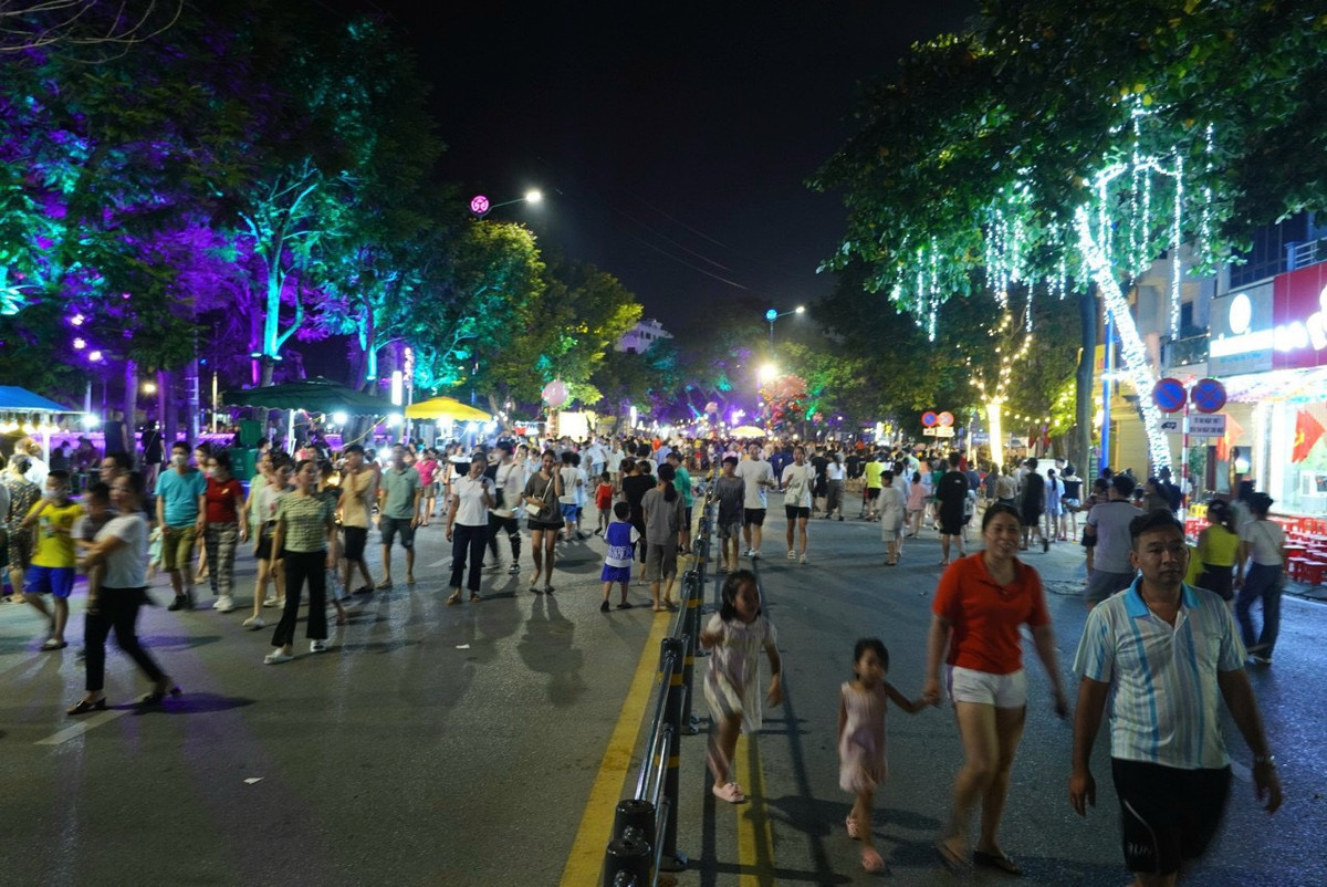 Không chỉ người dân thành phố Hải Dương, người dân nhiều địa phương khác cũng đến phố đi bộ, chợ đêm Bạch Đằng tham quan.