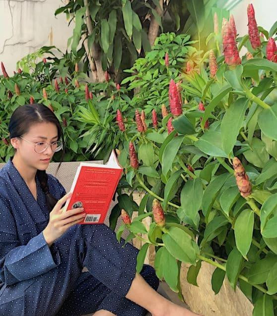 Trong những dịp lễ Tết, cô bổ sung thêm nhiều loại hoa, tạo nên không gian ngập tràn sắc màu.