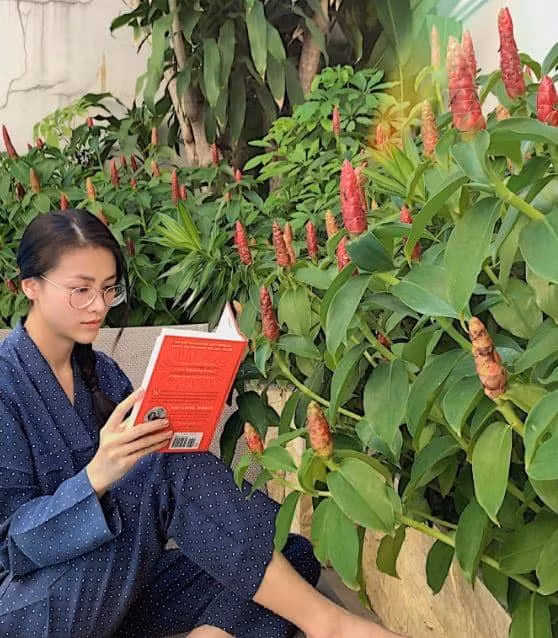 Trong những dịp lễ Tết, cô bổ sung thêm nhiều loại hoa, tạo nên không gian ngập tràn sắc màu.