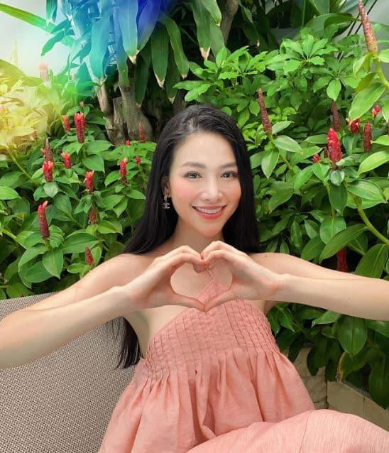 Được biết, chốn đi về của Phương Khánh là biệt thự ở khu nhà giàu quận 2, có sân vườn và bể bơi.