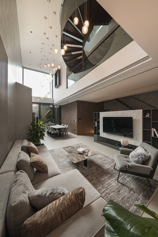 Phòng khách rộng rãi, được thiết kế thông tầng. Ngồi từ sofa phòng khách, có thể quan sát bao quát được gần như tổng thể ngôi nhà. 