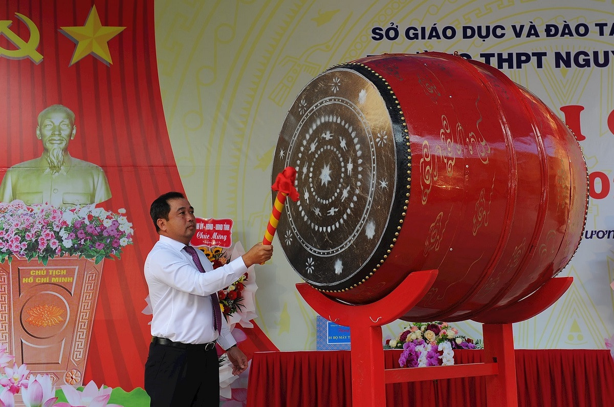 Dự lễ khai giảng của Trường THPT Nguyễn Văn Cừ, Trường THCS và THPT Marie Curie (TP Hải Dương), Bí thư Tỉnh ủy Hải Dương Trần Đức Thắng khẳng định, Hải Dương sẽ tạo mọi điều kiện tốt nhất để phát triển giáo dục - đào tạo. “Thường trực Tỉnh ủy Hải Dương đã giao Ban Cán sự Đảng UBND tỉnh chỉ đạo cơ quan chuyên môn nghiên cứu tham mưu xây dựng một số cơ chế, chính sách cho giáo dục - đào tạo liên quan đến việc hỗ trợ giáo viên thu nhập thấp, thu hút nhân tài, thu hút đầu tư xã hội hóa và cơ chế tháo gỡ vướng mắc, khó khăn trong đầu tư, xây dựng cơ sở vật chất trường, lớp... Những chính sách trên sẽ sớm được ban hành và triển khai để đáp ứng lòng mong mỏi của nhân dân, tạo điều kiện cho giáo dục - đào tạo tỉnh nhà tiếp tục gặt hái được thành công mới”, ông Thắng nói. (Ảnh: Báo Hải Dương). 